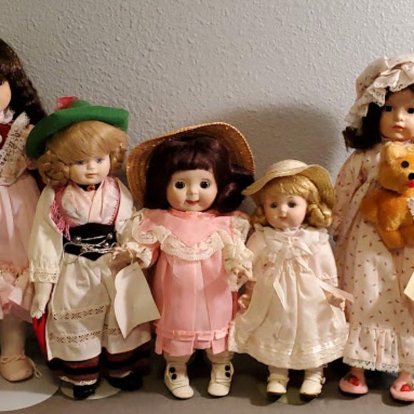 5 Collectible Dolls - Picture 2 of 7